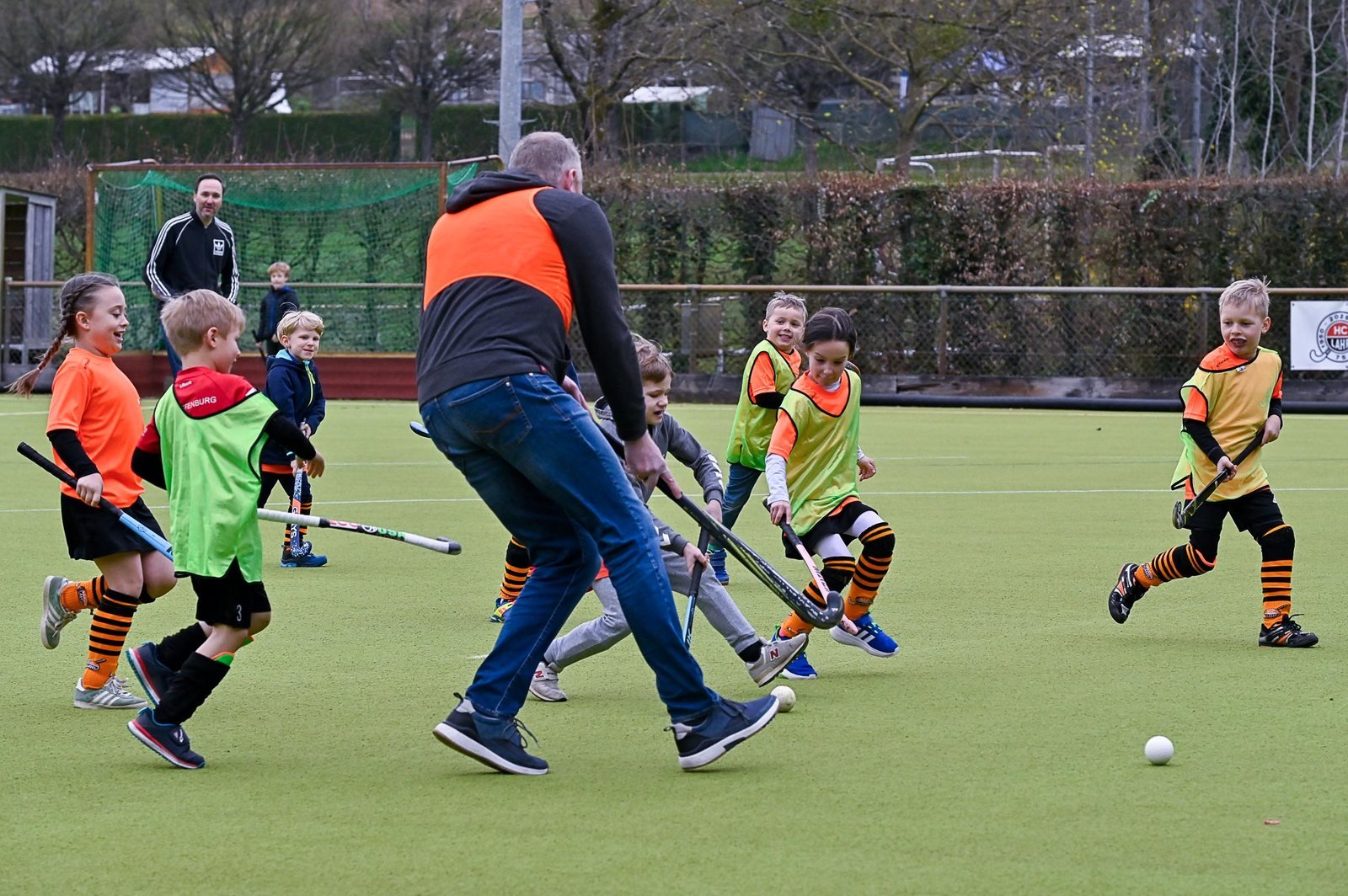 Kinder spielen Hockey beim HC Lahr