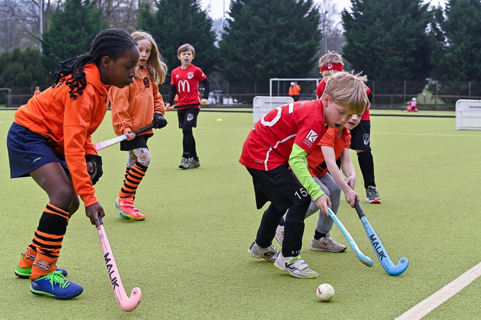 Kinder und Jugendliche beim Hockeytraining